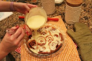 icing the cinnamon rolls